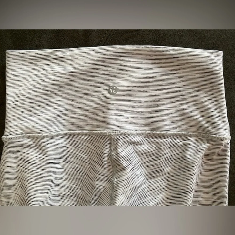 Lululemon Wunder Under Leggings 4 - Picture 4 of 7
